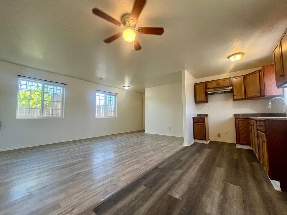 10929 Compton Ave in Los Angeles, CA - Building Photo