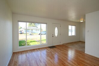 4736 SE 99th Ave in Portland, OR - Building Photo - Building Photo