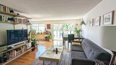 3710 27th Plz W, Unit 207 in Seattle, WA - Building Photo - Building Photo