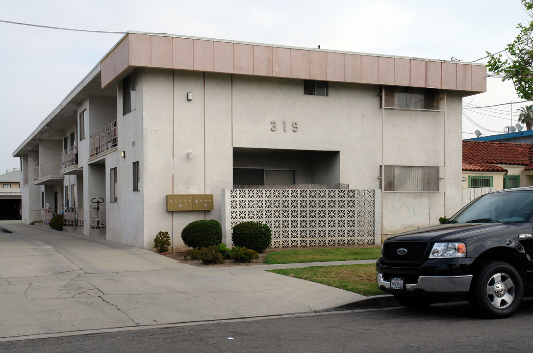 319 Stepney St in Inglewood, CA - Building Photo