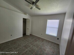 650 Koutnik Rd SE in Palm Bay, FL - Foto de edificio - Building Photo