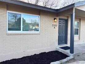 2203 Donahue Ln in Austin, TX - Building Photo