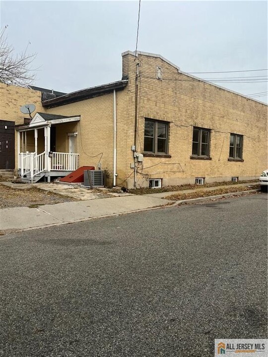 363 Florida Grove Rd in Perth Amboy, NJ - Building Photo