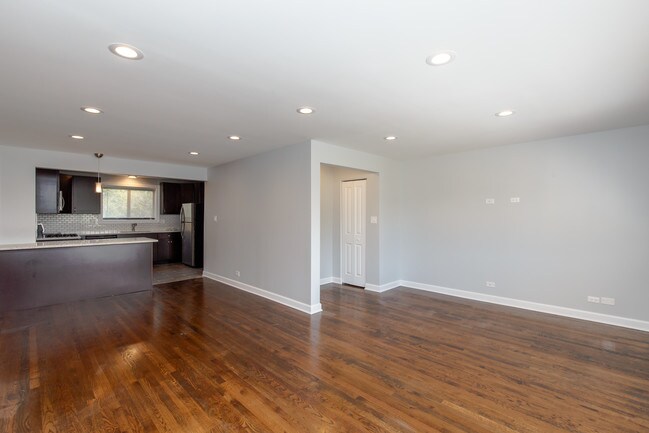 6803 N Ridge Blvd-Unit -6803-205 in Chicago, IL - Building Photo - Building Photo