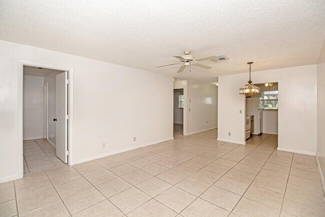 101 Leisure Lake Cir in Boynton Beach, FL - Foto de edificio - Building Photo