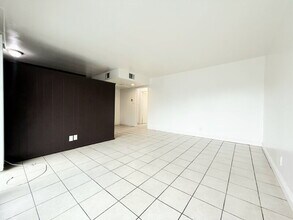 10130 S Inglewood Ave in Inglewood, CA - Building Photo - Building Photo