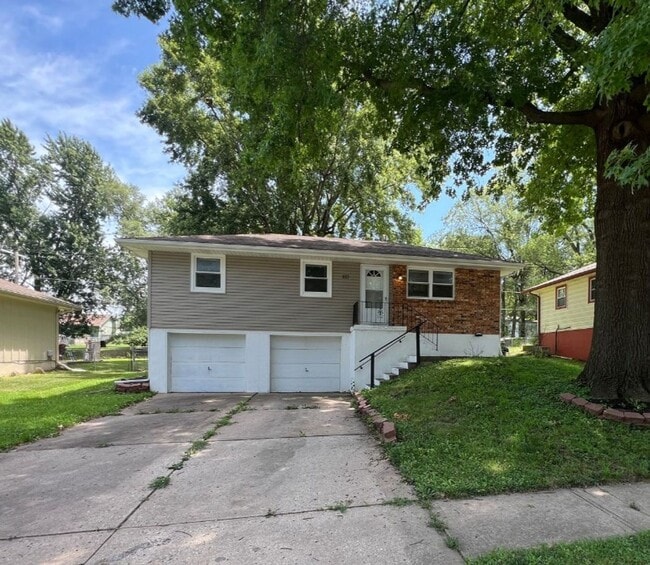 property at 1613 N Ponca Dr