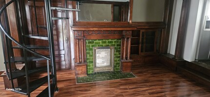 826 W 10th St, Unit Front unit in Erie, PA - Building Photo - Building Photo