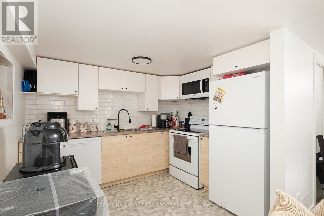 1443 Westbrook Dr in Peterborough, ON - Building Photo