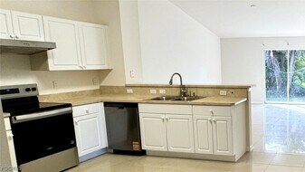 10743 Robinson St in Ft. Myers, FL - Building Photo