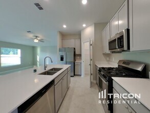 34028 Sky Blossom Cir in Leesburg, FL - Building Photo - Building Photo