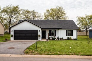 211 Victoria Wy in Franklin, KY - Building Photo