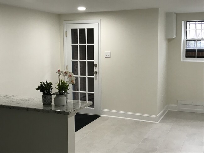 152 13th St SE, Unit #B in Washington, DC - Foto de edificio - Building Photo