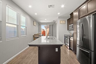 808 Castellona Dr in Newman, CA - Foto de edificio - Building Photo