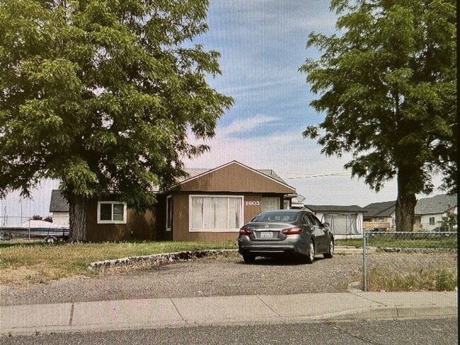 property at 1603 E Parkview Blvd
