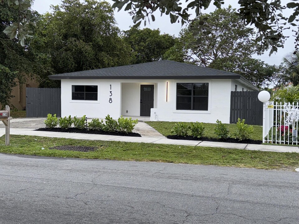 138 SW 12th Ave in Delray Beach, FL - Building Photo