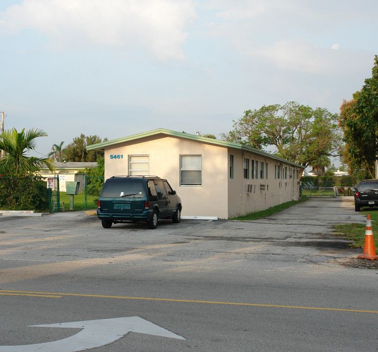 5461-5471 Ravenswood Rd in Fort Lauderdale, FL - Foto de edificio