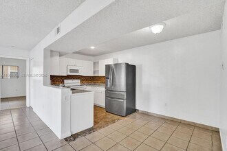 351 Palm Way in Pembroke Pines, FL - Building Photo - Building Photo