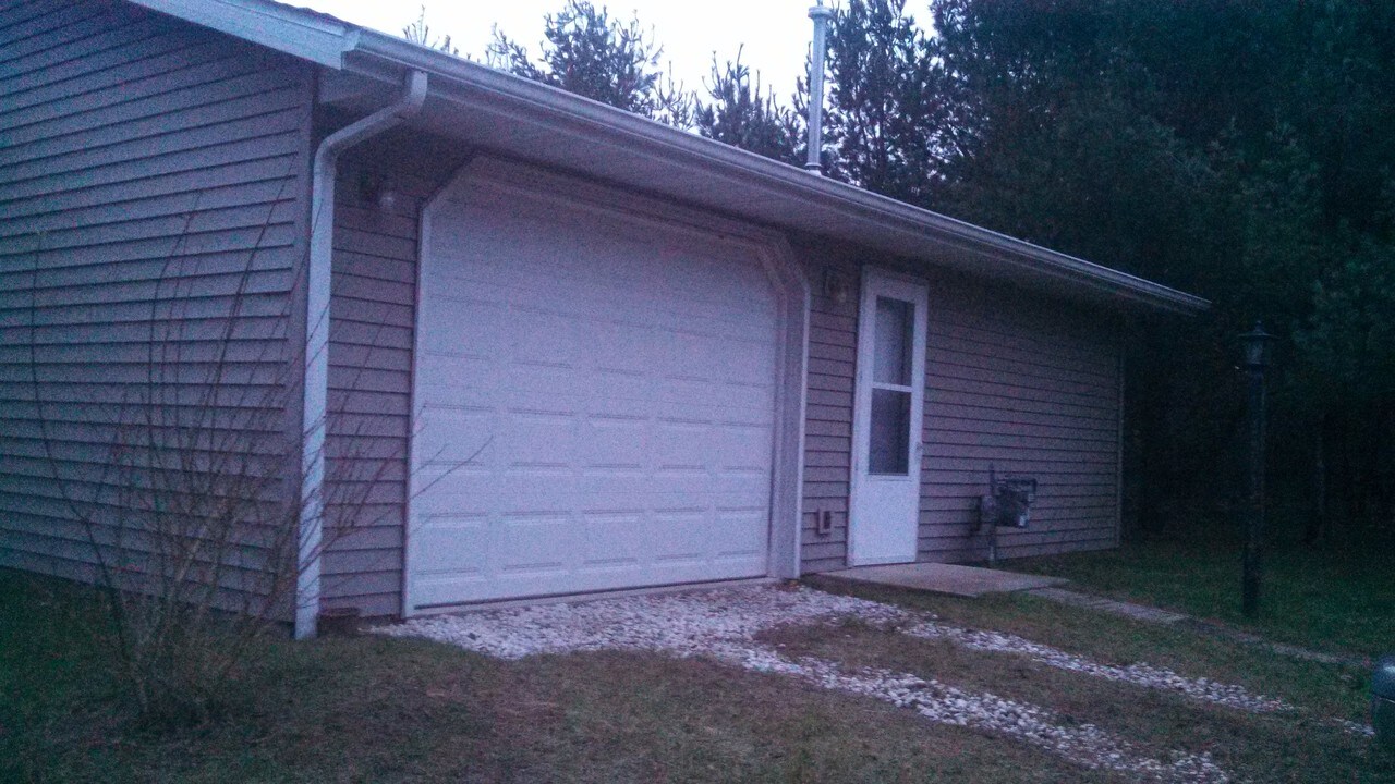 N1453 Spencer Lake Ct in Waupaca, WI - Foto de edificio