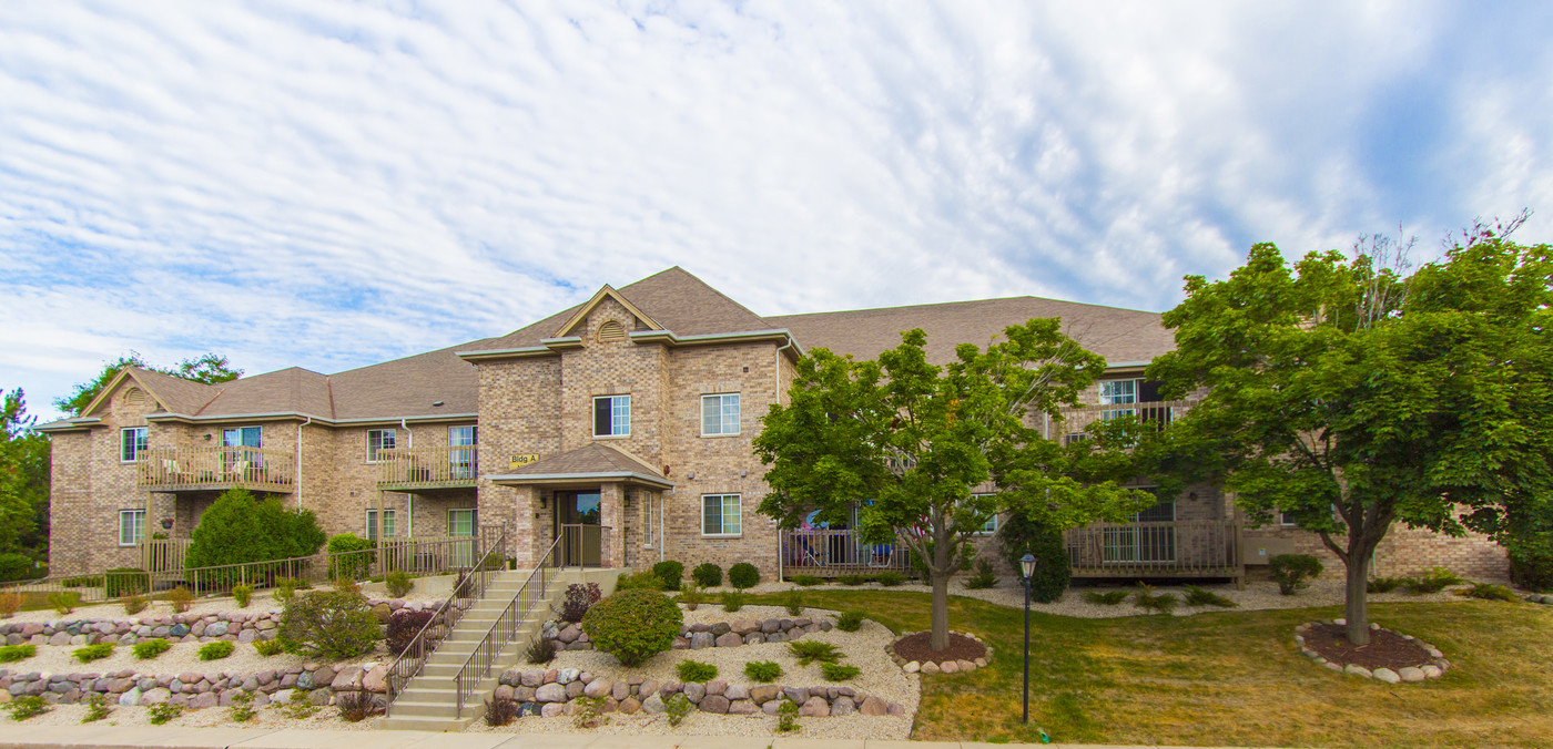 Meadow Ridge Apartments in Pewaukee, WI - Foto de edificio