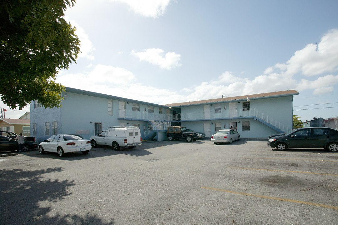 58 W 13th St in Hialeah, FL - Building Photo