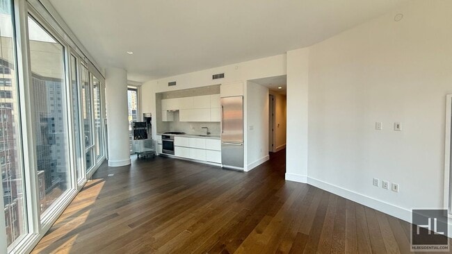 222 E 44th St