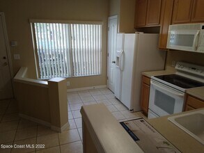 1321 Hampton Park Ln in Melbourne, FL - Foto de edificio - Building Photo