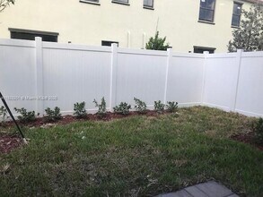 10336 W 33rd Way in Hialeah, FL - Building Photo - Building Photo
