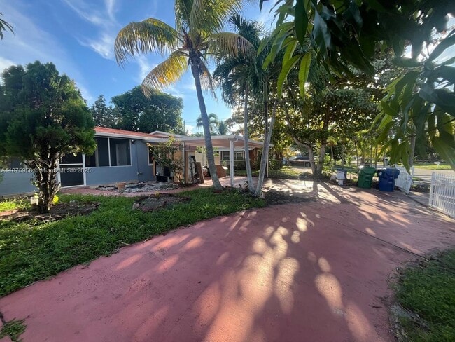 1330 NE 203rd St in Miami, FL - Building Photo - Building Photo