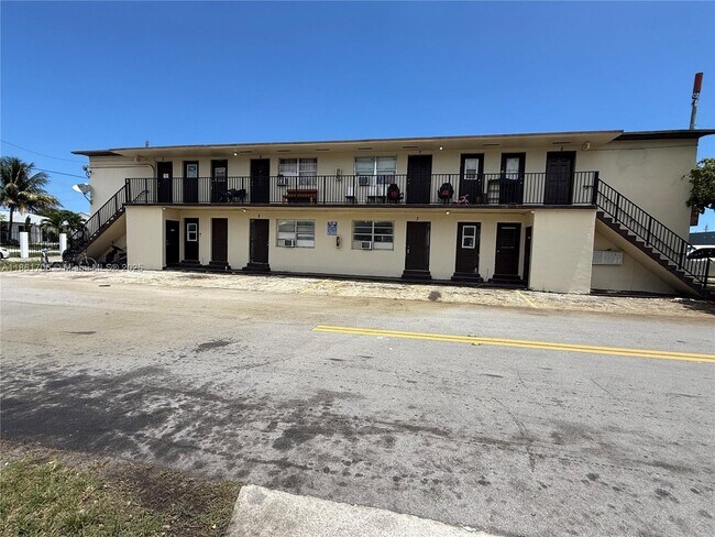 324 NW 3rd St in Hallandale Beach, FL - Building Photo - Building Photo