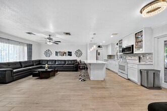 407 Highwood Cir in Jupiter, FL - Building Photo - Building Photo