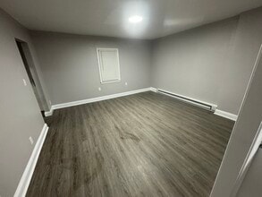16 Spring St, Unit 16 in Enfield, CT - Building Photo - Building Photo