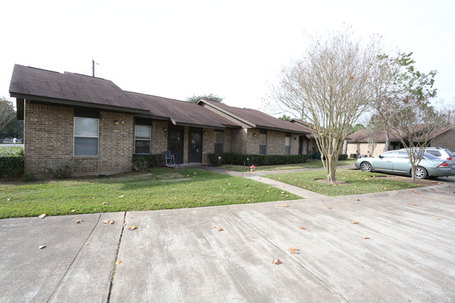 Sweeny Manor Apartments in Sweeny, TX - Building Photo - Building Photo