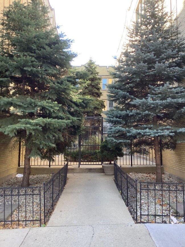 4827 W Addison St in Chicago, IL - Foto de edificio - Building Photo