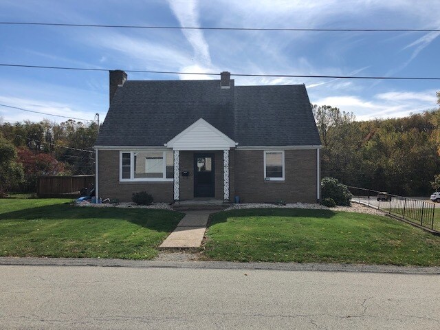 44 Pennsylvania Ave in Latrobe, PA - Building Photo