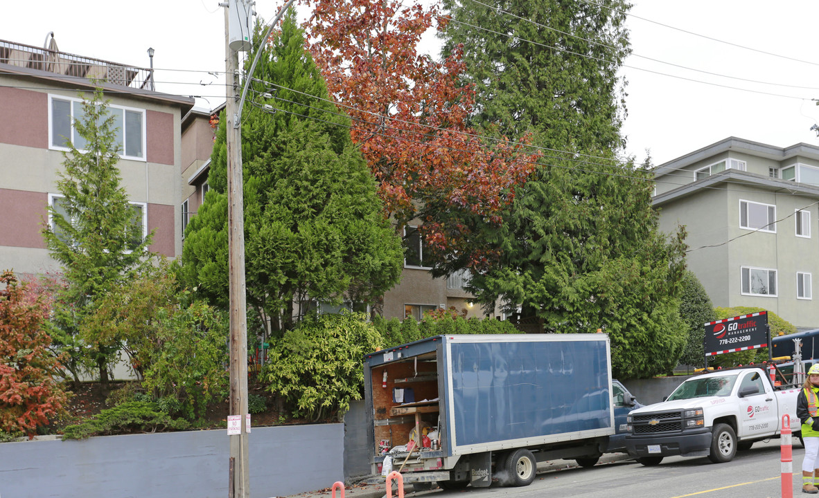 307 Agnes St in New Westminster, BC - Building Photo