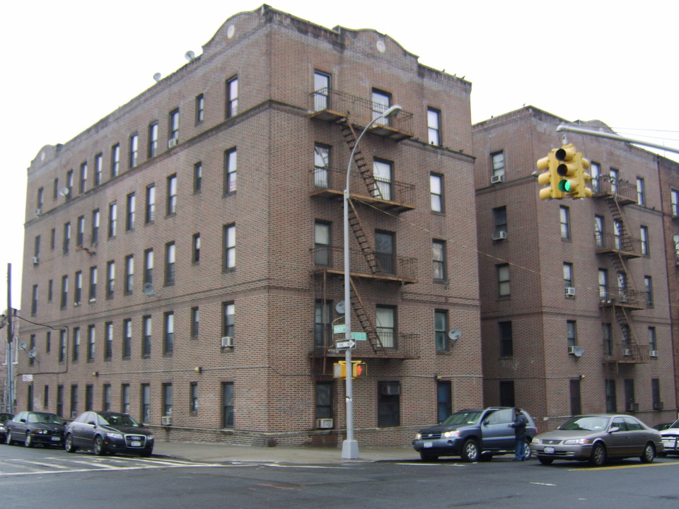 1585 E 172nd St in Bronx, NY - Foto de edificio