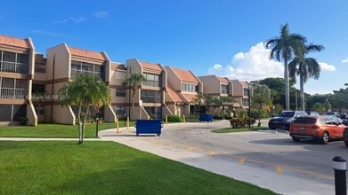 240 Lakeview Dr in Weston, FL - Building Photo - Building Photo