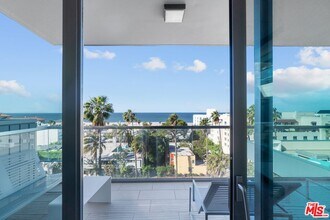 1755 Ocean Ave in Santa Monica, CA - Building Photo - Building Photo