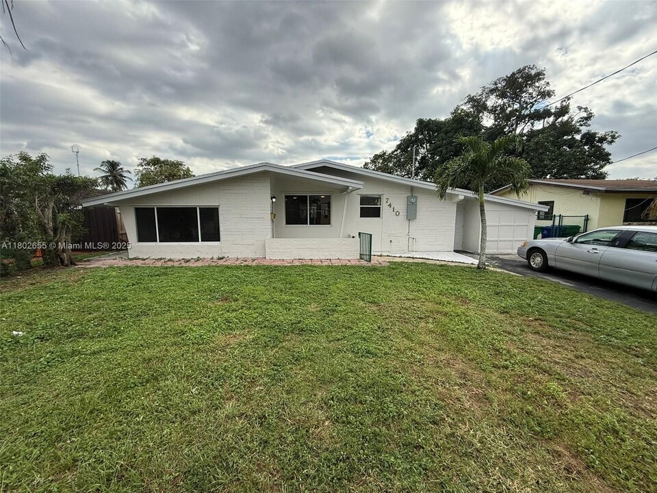 7410 Granada Blvd in Miramar, FL - Building Photo
