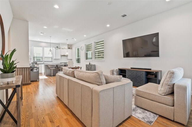 316 Jensen Dr in Houston, TX - Building Photo - Building Photo