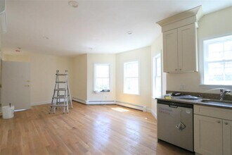 221 Massachusetts Ave, Unit 2 in Arlington, MA - Building Photo - Building Photo