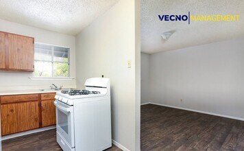 102 E Cheryl Dr in San Antonio, TX - Building Photo - Building Photo