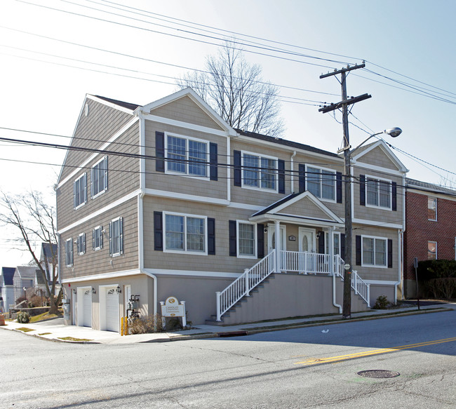 Carollo Commons in Harrison, NY - Foto de edificio - Building Photo