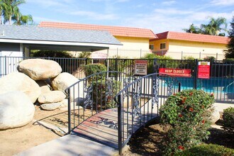 7330 Stockdale Hwy in Bakersfield, CA - Building Photo - Building Photo