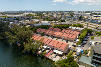 Lakeview at the Gardens in Hialeah, FL - Foto de edificio - Building Photo