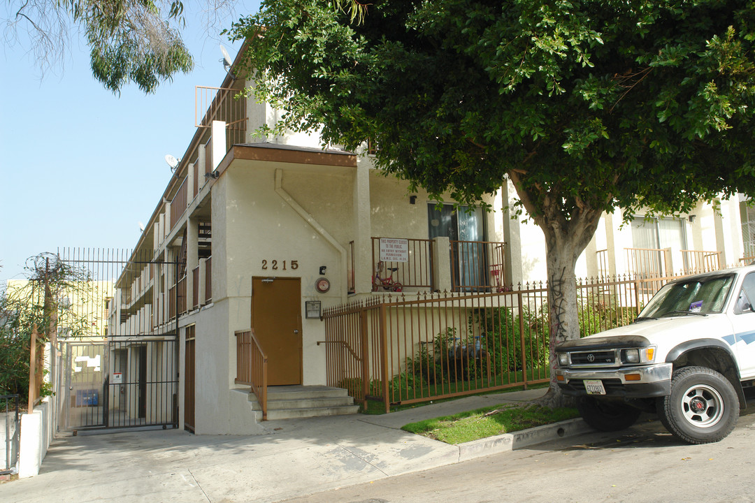 2215 Valley St in Los Angeles, CA - Foto de edificio