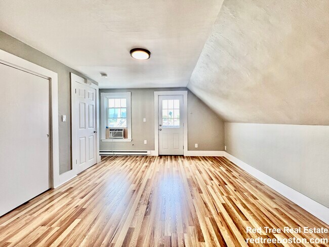 9 Cushman Rd, Unit 3 in Boston, MA - Foto de edificio - Building Photo