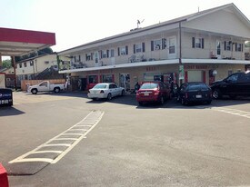 Holiday Market & Apartments in Elizabethton, TN - Building Photo