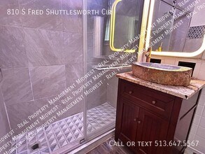 810 S Fred Shuttlesworth Cir in Cincinnati, OH - Building Photo - Building Photo